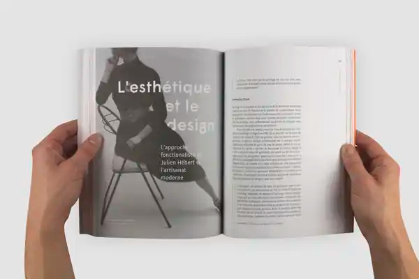 Open book, showing the first spread of a chapter. On the left page, a monochrome photograph is printed full page. 
