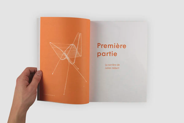 Open book, showing the first spread of a chapter. On the left page, a sketch drawn in white on an orange background. 
