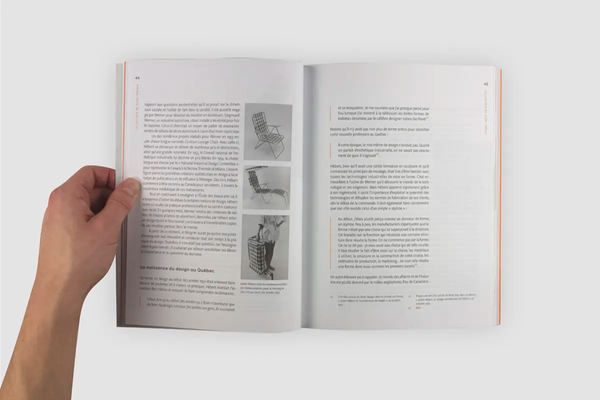 Livre ouvert, montrant une mise en page pour un long texte, avec des photos dans la marge de droite.