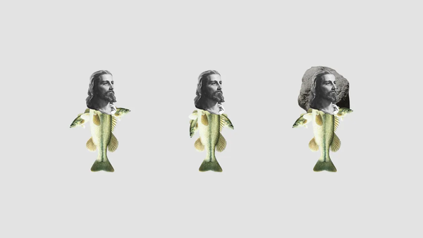 Trois figurines représentant Jésus. Son corps est remplacé par un poisson. L'une des figurines retient un large rocher à bout de bras. 