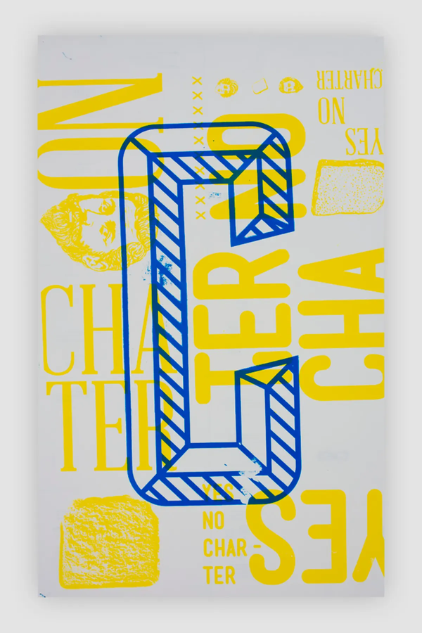 Affiche sérigraphié. La lettre C majuscule en bleu repose sur un fond texturé de lettres, toast et visages jaunes. 