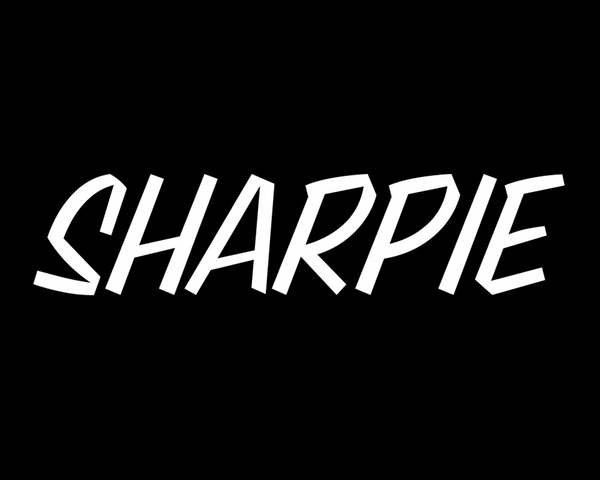 Le mot Sharpie écrit en grandes majuscules. La fonte est scripté grossièrement, comme des grandes lettres écrites par un marqueur à la va-vite.