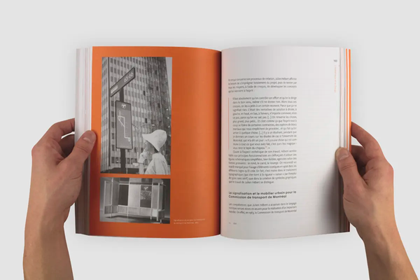 Livre ouvert, montrant d'un côté deux photos monochrome sur fond de page orange. 