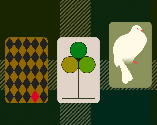 Trois cartes à jouer faces cachées pour montrer différents dessins de dos de carte. Sur une, plusieurs carreaux noirs sont alignées en grille, sauf un rouge. Sur un autre, un trèfle très grand et vert apparait comme un arbre. Sur la dernière, un pigeon blanc se perche