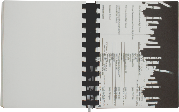 Livre ouvert. Un côté de la planche montre ce qui semble être une vielle facture. La bordure de la page donne l'illusion que la page est passé à la déchiqueteuse.