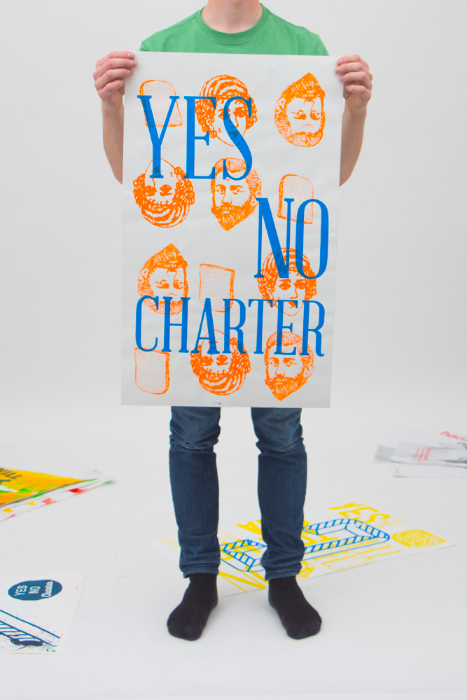 Quelqu'un démontre la taille d'une affiche, montrant qu'elle mesure des genoux au haut du torse.