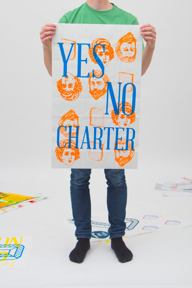 Quelqu'un démontre la taille d'une affiche, montrant qu'elle mesure des genoux au haut du torse.