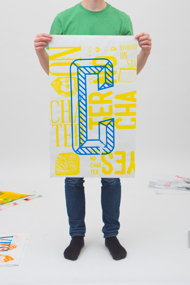 Quelqu'un démontre la taille d'une affiche, montrant qu'elle mesure des genoux au haut du torse.